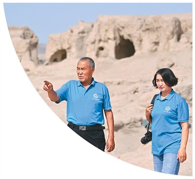 古麗拜克熱·買明（右）與父親在巡護交河故城。新華社記者 李響攝