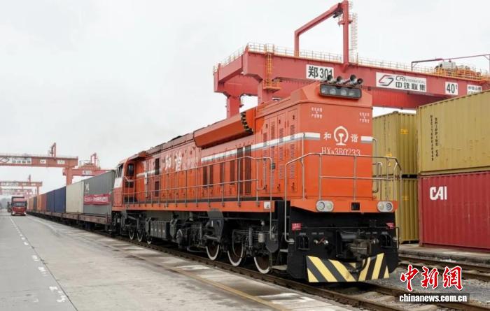 圖為中歐班列「圃田—阿拉山口境」歐洲方向去程列車即將發車。魏金偉 攝