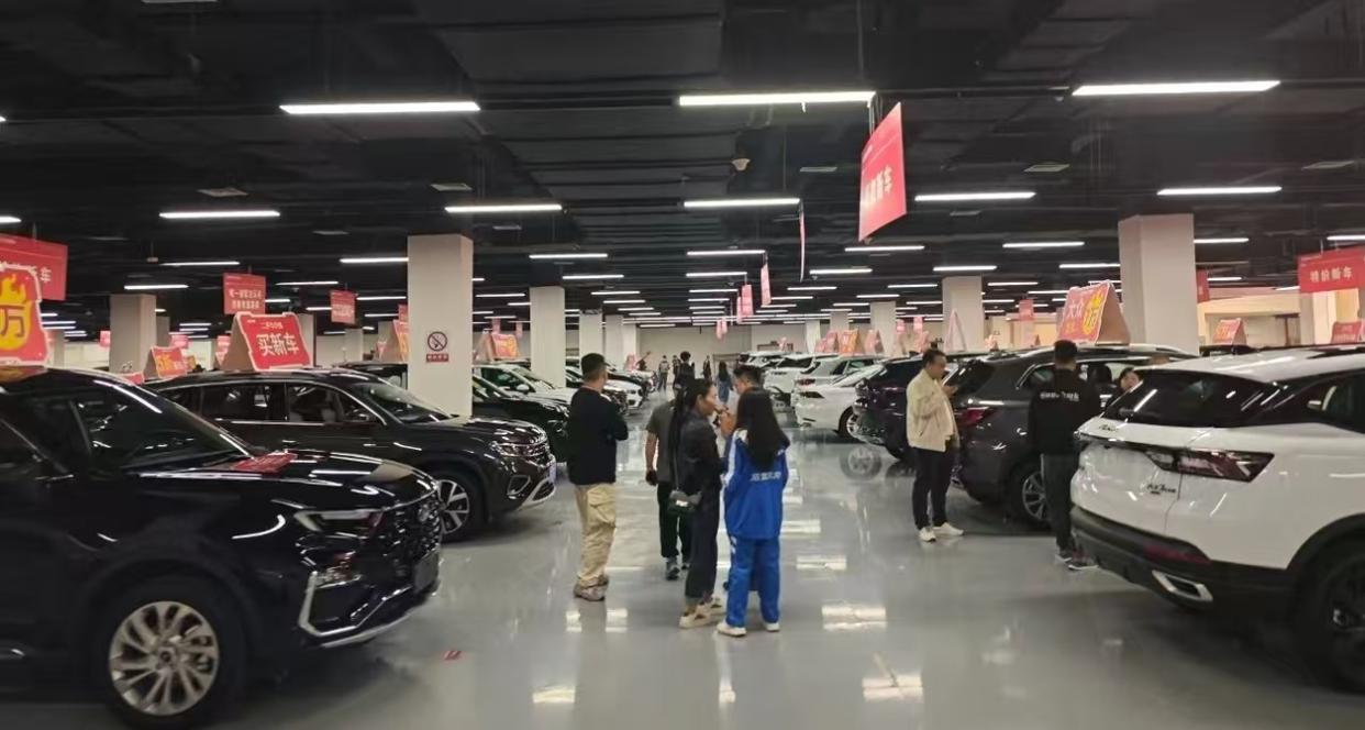 车辆交易中心盛况。金牛融媒供图