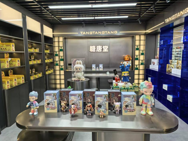 除了饰品业务,黄子轩还在全球数贸中心内布局一家潮玩店。