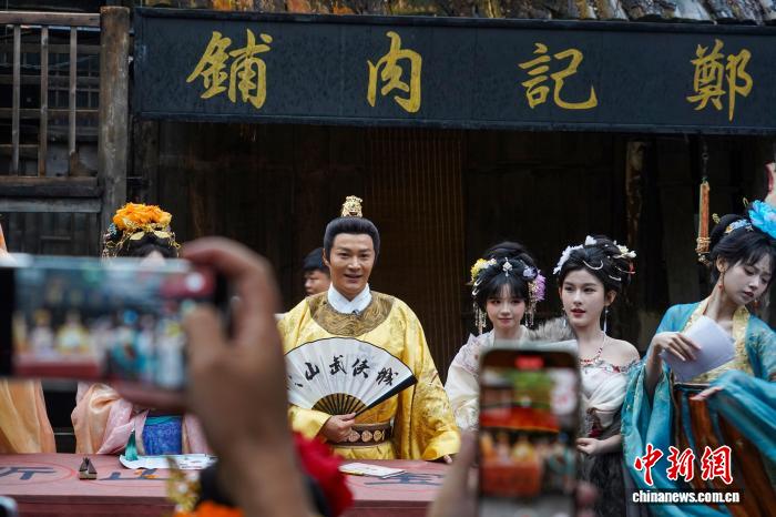 圖為鄭國霖扮演「李世民」NPC(非玩家角色)吸引遊客拍攝。夏青華 攝