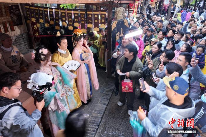 圖為鄭國霖扮演的「李世民」NPC(非玩家角色)吸引遊客圍觀。夏青華 攝