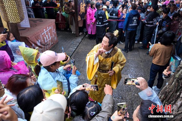 圖為鄭國霖扮演「李世民」NPC(非玩家角色)與遊客互動。夏青華 攝