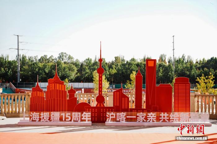 10月12日，「跨越疆海·共鑒繁花——2025上海文化周」在南疆環球港·喀什水城開幕。主辦方供圖