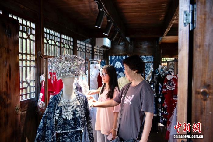 遊客在唐崖土司城址內挑選旅拍服裝。吳洋 攝