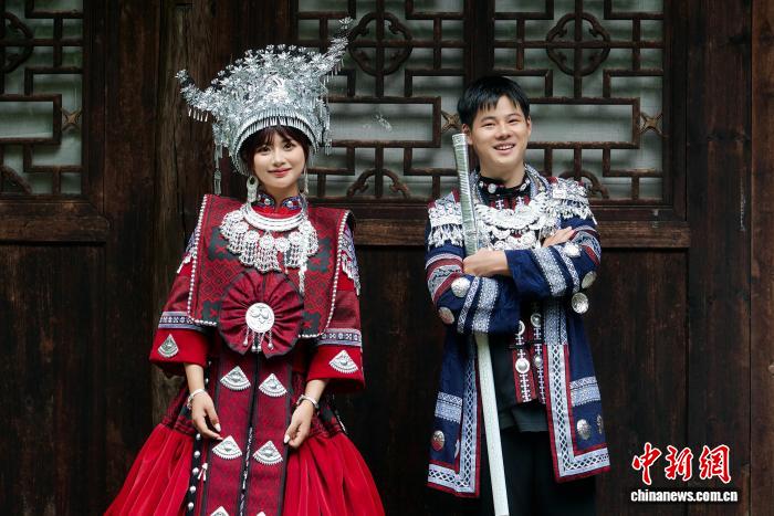 年輕遊客身穿土司官服拍攝「國潮大片」。受訪者 供圖