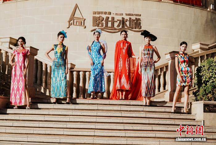 2025上海文化周特別策劃了旗袍T台秀與沿街快閃，為喀什增添了一抹靈動海派風情。主辦方供圖