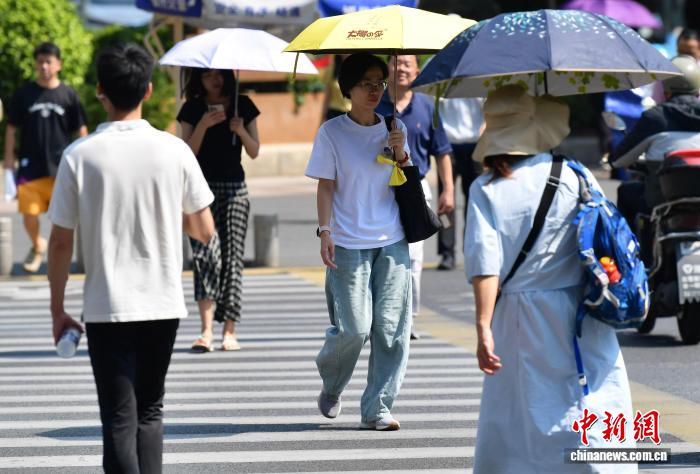 圖為福州街頭出行的民眾。中新社記者 張斌 攝