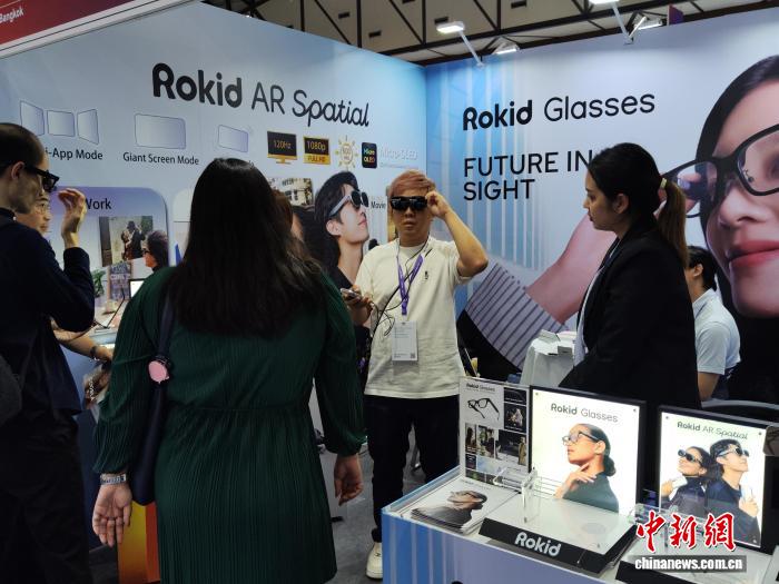 外國客商試戴中國品牌智能眼鏡。溫州市貿促會 供圖