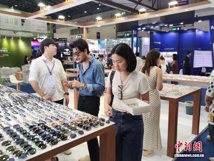 客商在東盟眼鏡展上選購。溫州市貿促會 供圖