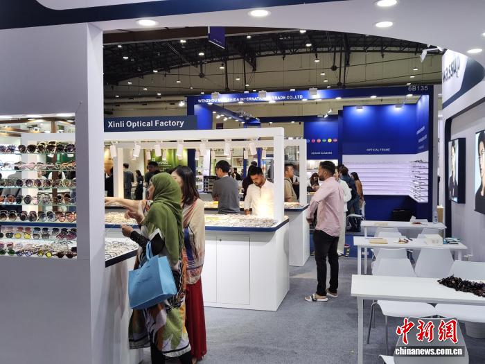 外國客商在東盟眼鏡展上選購。溫州市貿促會 供圖