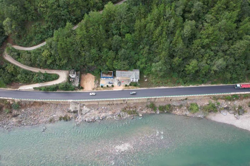 图为该行支持的旺苍县学堂坪矿山片区道路提升改造工程项目