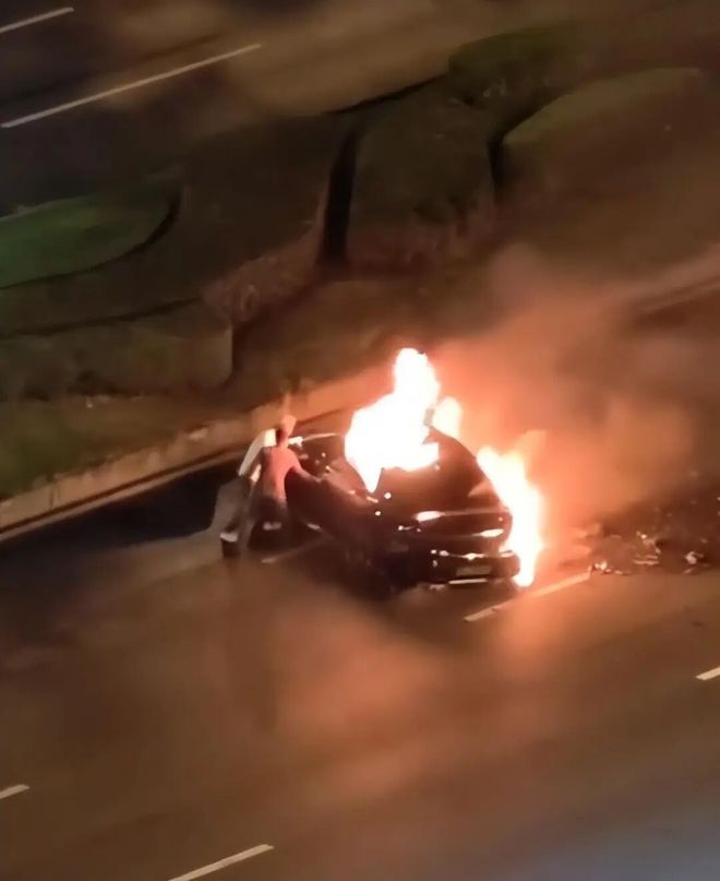 小米汽车客服工作人员回应“成都一SU7失控后起火”：事发凌晨三点，没工作人员值班，未接到求助电话