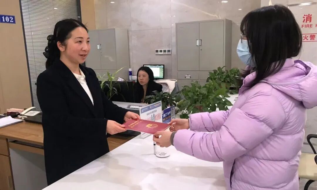 福城小区业主在荆门市不动产登记中心集中办理产权证书 图片来源：市不动产登记中心