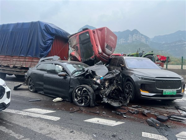 极氪001被大货车追尾报废 全车人没事！车主又订了一台001