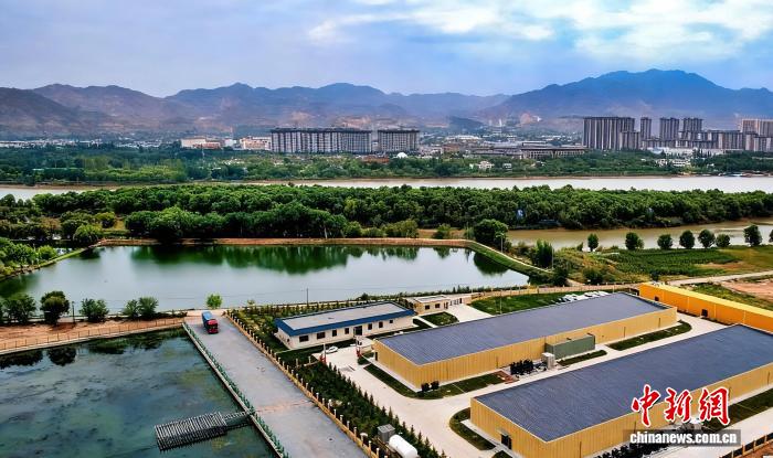 航拍視角下的甘肅省臨夏州永靖縣陸基循環水智慧水產養殖產業園。(資料圖)永靖縣融媒體中心供圖