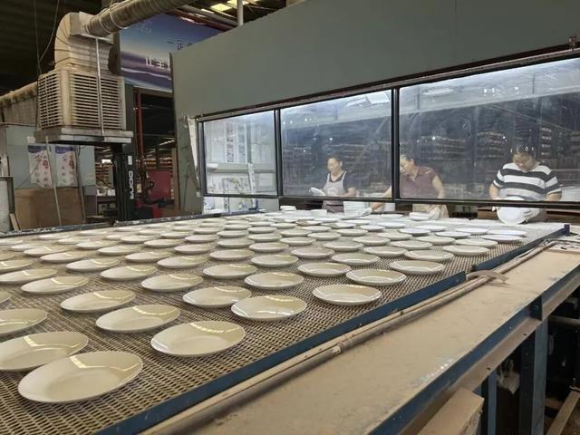 江苏悦丰晶瓷科技有限公司工作人员正在检查餐具(褚昊儒 摄)