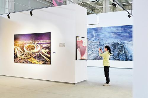 9月16日,在北京大兴国际机场综合保税区艺术品保税仓,参观者观看展品。 本报记者王伟摄