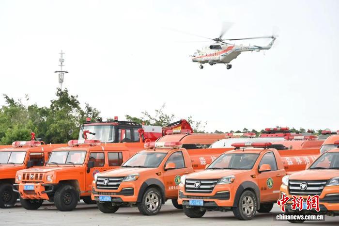 用於森林防滅火的車輛和直升機亮相活動現場。廣東省林業局 供圖