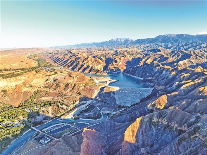 航拍的中新建电力集团天富能源红山嘴电厂肯斯瓦特水电站一隅(资料图片)。