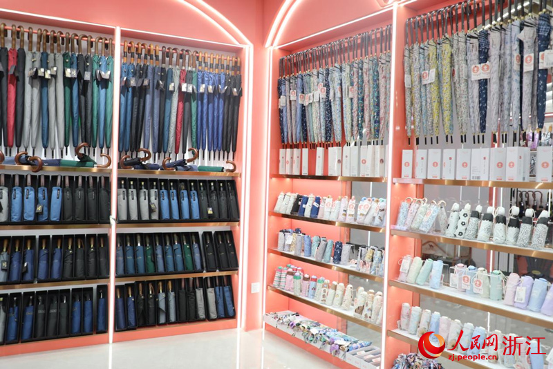 張吉英的新店內，精品傘具琳瑯滿目。人民網 方彭依夢攝