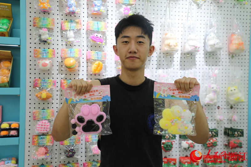 00後「創二代」吳飛洋展示爆款商品。人民網 方彭依夢攝