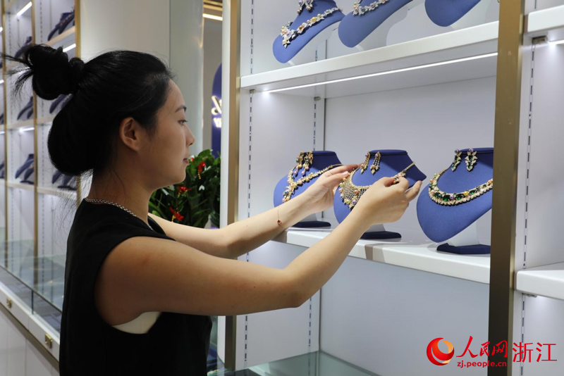 新市場開業，樓依洋正式接班。人民網 方彭依夢攝