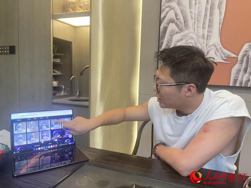 黃子軒展示AI生成的手串圖片。人民網記者 王麗瑋攝