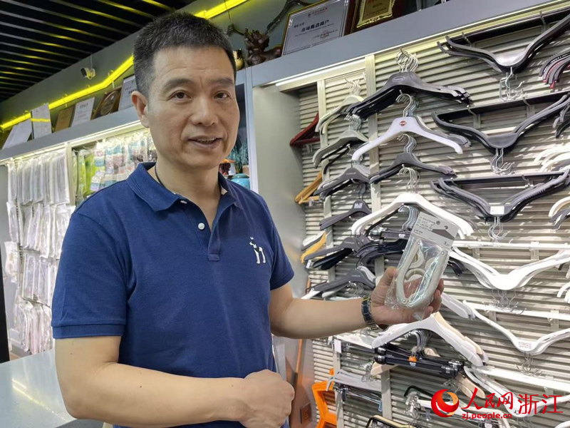 黃洪鳴展示自主設計的摺疊衣架。人民網記者 王麗瑋攝