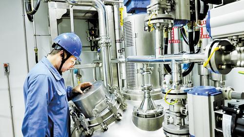 9月26日,在华润双鹤药业股份有限公司沧州分公司,工作人员正在生产线上查看设备运行情况。 高 宁摄