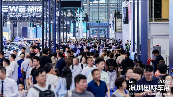 2025深圳国际车展跨界艺术IP大地之子成焦点，展中展光影秀引热潮