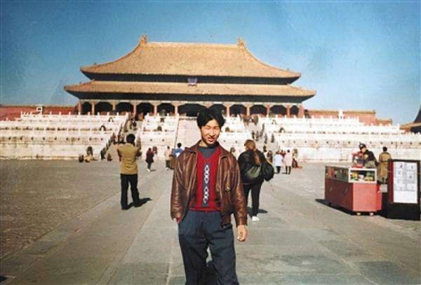 周炳耀生前在北京故宮留影。古田縣委宣傳部 供圖