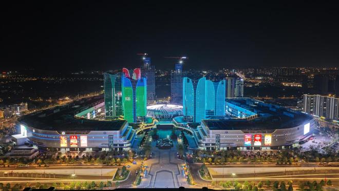义乌全球数贸中心夜景。义乌市委宣传部 供图
