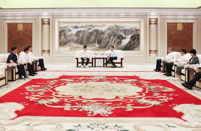 汤飞帆会见宇树科技创始人王兴兴一行 图片来源:甬派客户端 唐严 摄