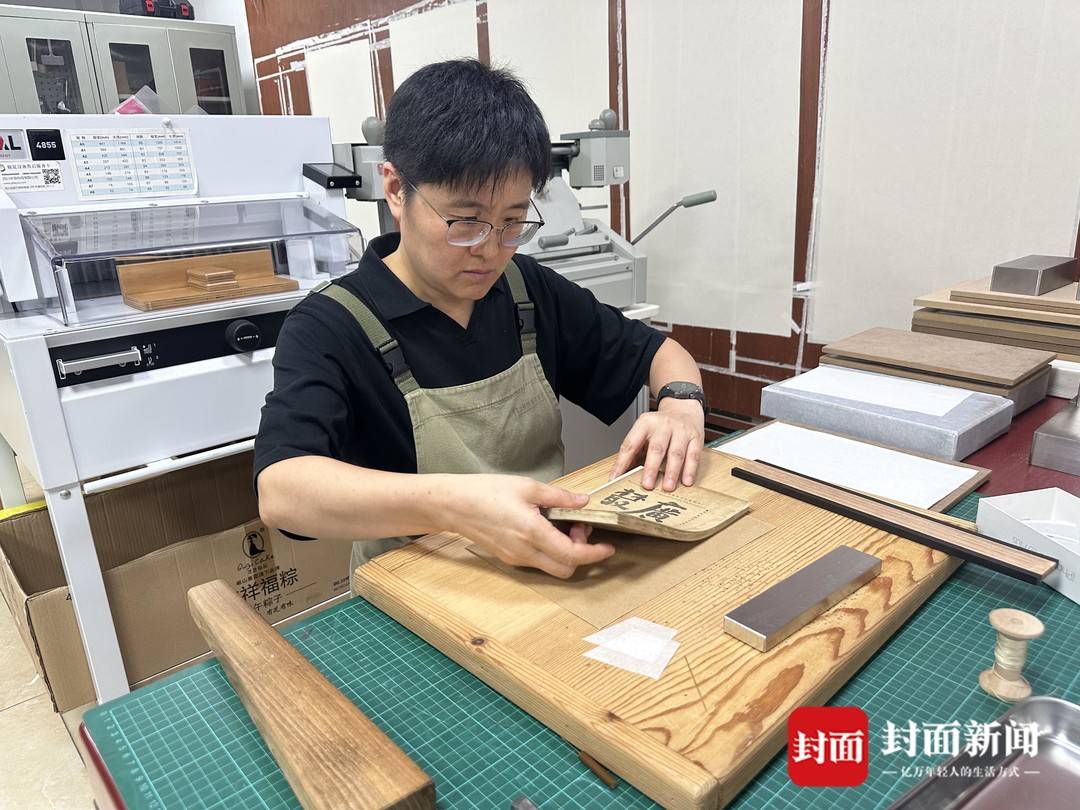 正在進行古籍修復的許衛紅