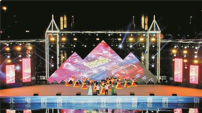 十师北屯市“锦绣中华 月满北屯”水上大舞台系列文化活动收官之夜演出现场(摄于9月30日)。 罗洪玉 摄