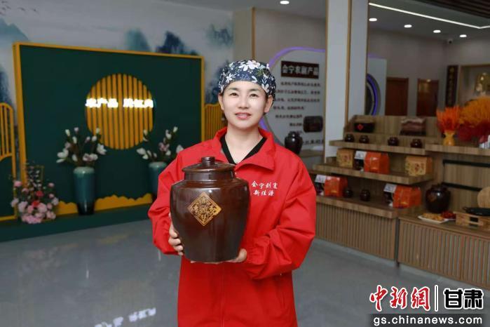 圖為「創業廚娘」王曉娟做醃缸肉。（資料圖）會寧縣委統戰部供圖