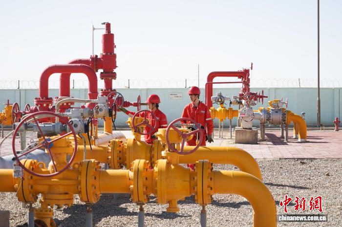 資料圖為2024年9月25日，澀北氣田總站工作人員巡檢設備。馬銘言 攝