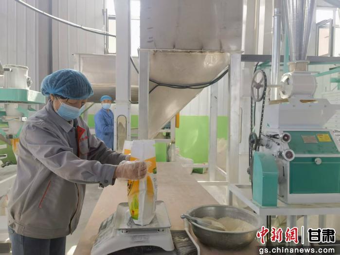 圖為王華加工小雜糧。（資料圖）劉玉桃 攝