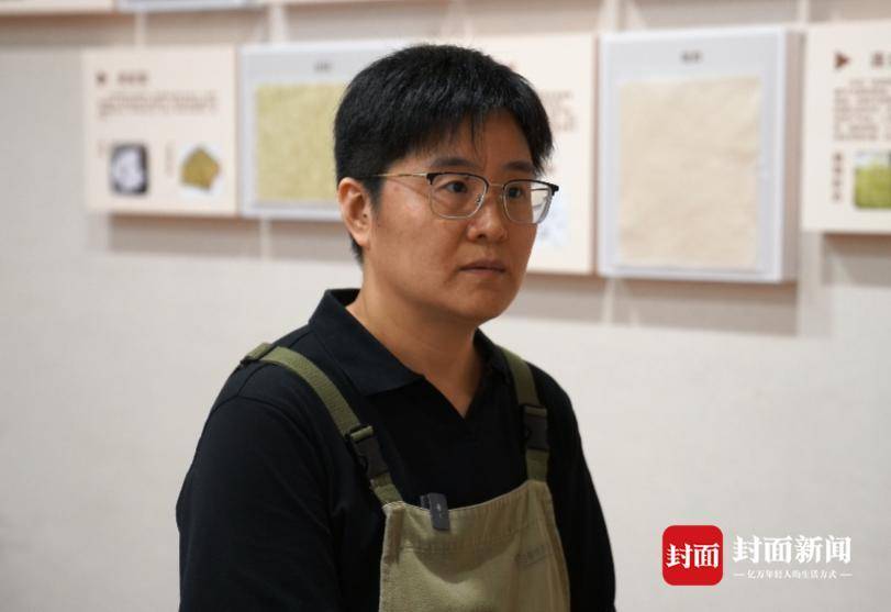 許衛紅接受採訪的地方，是學校剛修好的陳列館