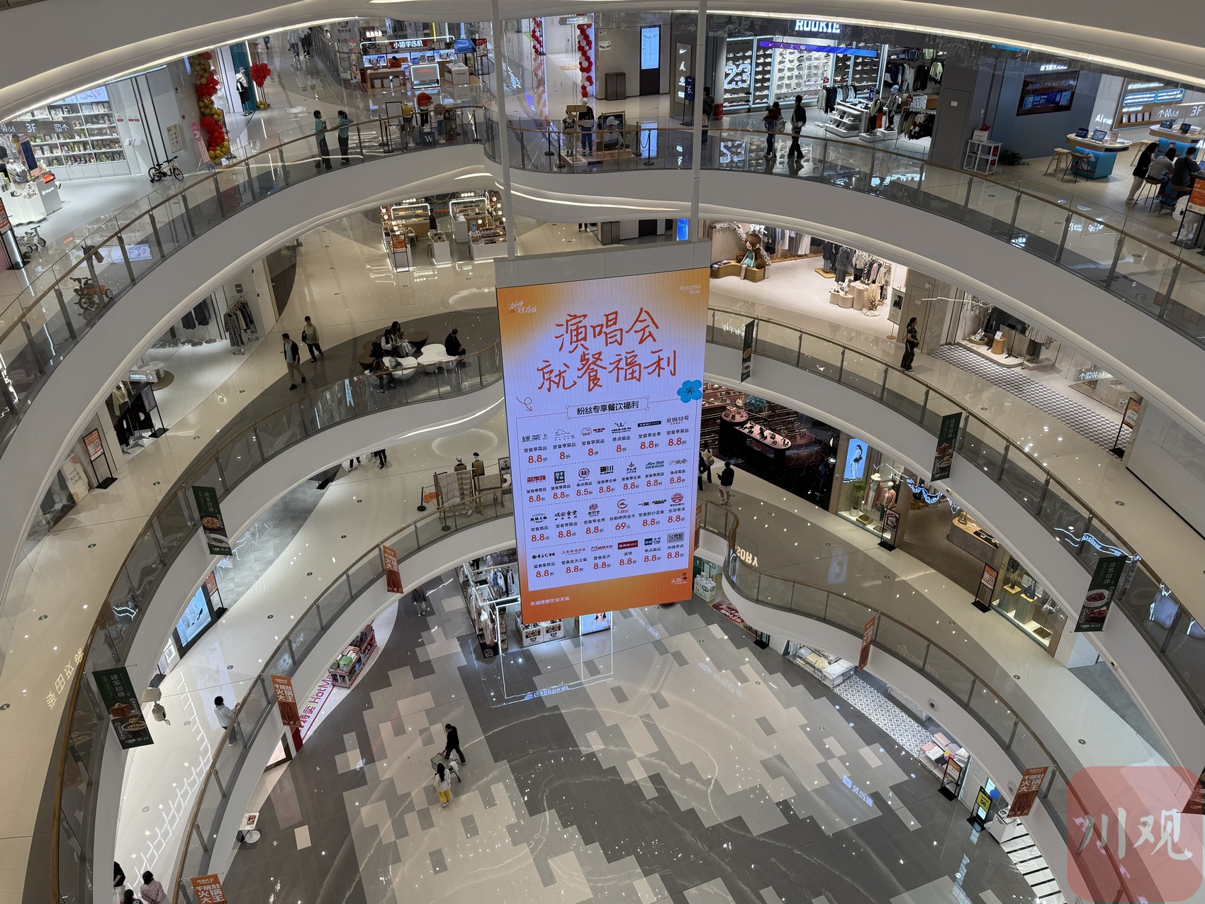 龙湖成都东安天街商场推出的票根经济活动。吴聃 摄