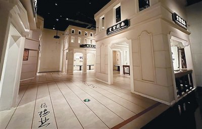 寧波幫博物館二層「建功立業」展廳的近代商舖景觀。本報記者 林子涵攝