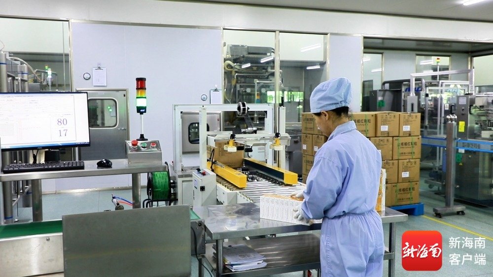 海口国家高新区康芝药业海南生产基地药品综合生产车间内，一名工作人员正在拿取制作完成的药品。记者 洪盛伟 摄