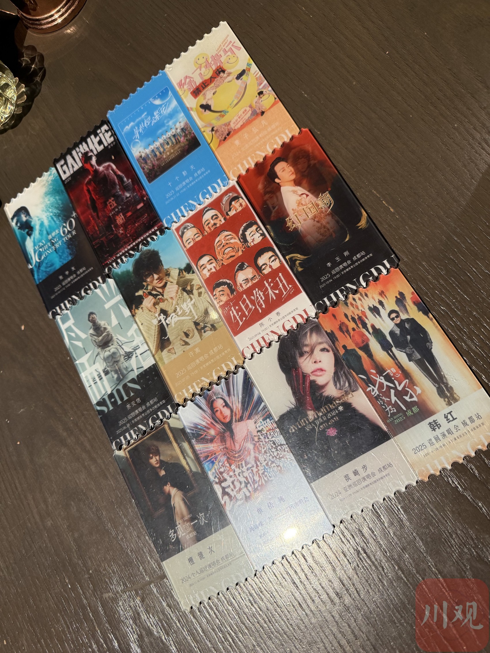 成都东安湖木棉花酒店为入住顾客定制的演唱会纪念票根。吴聃 摄
