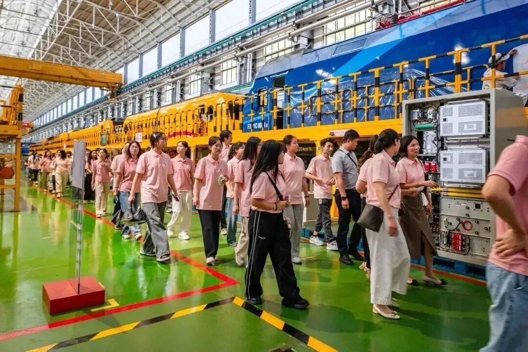 大学生暑期实践营暨就业游活动中,大学生参观株洲企业。资料图