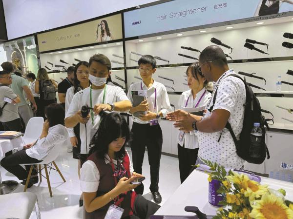 月立集团邀请造型师用热风机吹发。受访对象供图