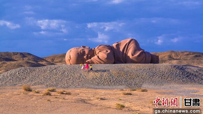 圖為戈壁雕塑群中作品《大地之子》。（資料圖）