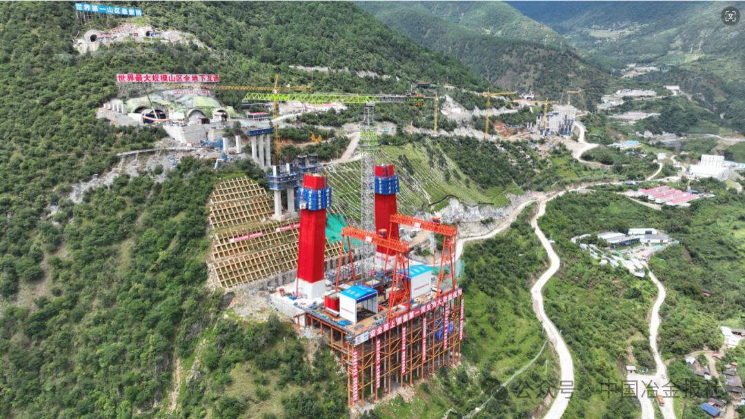 图为泸沽湖大桥施工现场