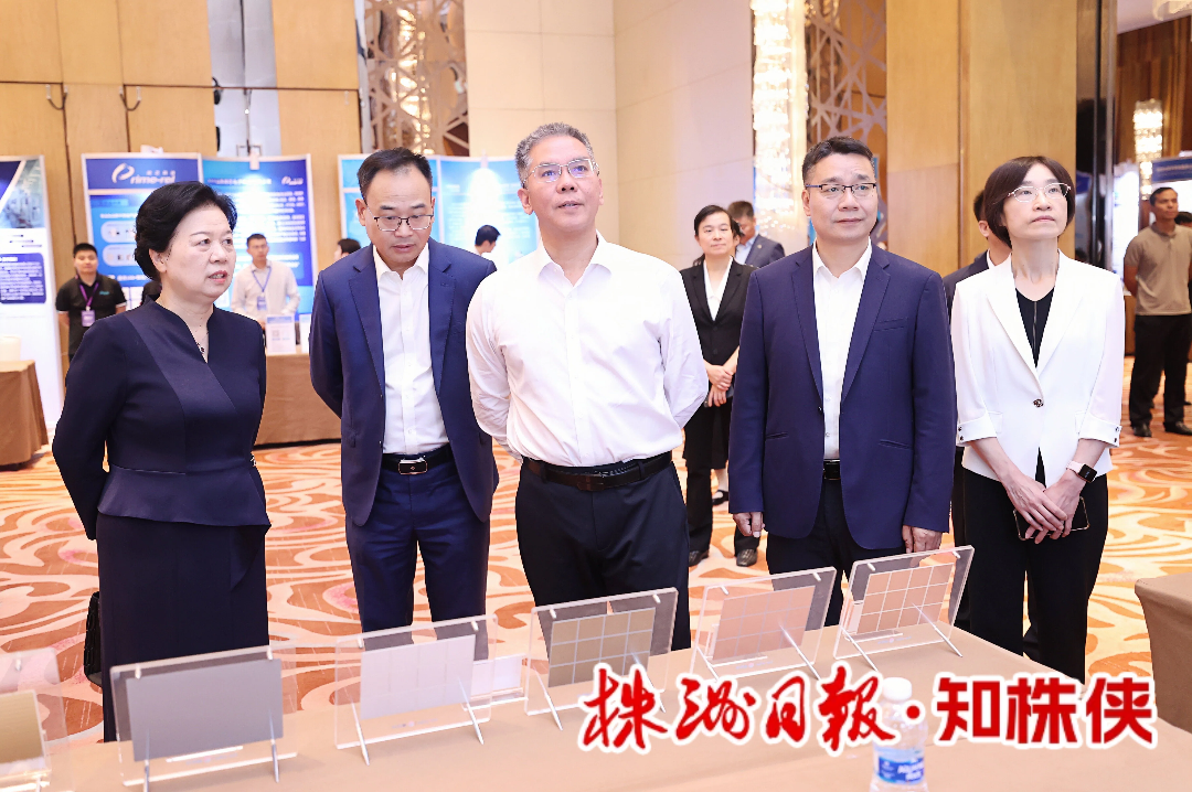 市委书记曹慧泉出席并参观功率半导体集群企业成果展。