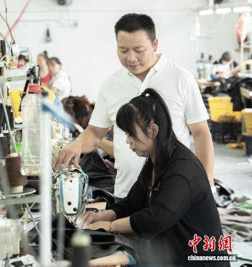 坑底鄉「新農人」陸明全返鄉創辦製衣廠，吸納大量農村閑散勞動力。坑底鄉政府 供圖